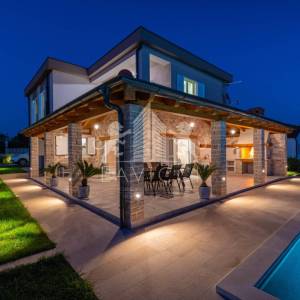 Vila osmišljena za uživanje – bazen, dizajn i intima, Ninski stanovi