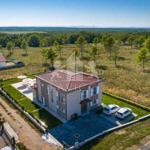 Vila osmišljena za uživanje – bazen, dizajn i intima, Ninski stanovi