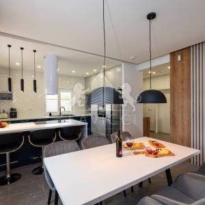 Vila osmišljena za uživanje – bazen, dizajn i intima, Ninski stanovi