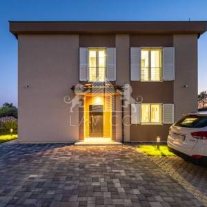 Vila osmišljena za uživanje – bazen, dizajn i intima, Ninski stanovi