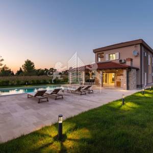 Vila osmišljena za uživanje – bazen, dizajn i intima, Ninski stanovi