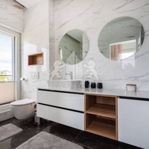 Vila osmišljena za uživanje – bazen, dizajn i intima, Ninski stanovi