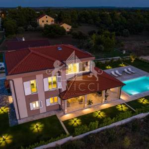 Vila osmišljena za uživanje – bazen, dizajn i intima, Ninski stanovi