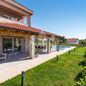 Vila osmišljena za uživanje – bazen, dizajn i intima, Ninski stanovi