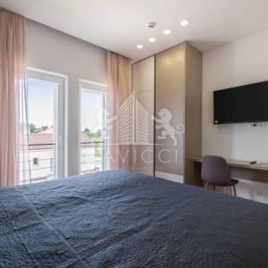 Vila osmišljena za uživanje – bazen, dizajn i intima, Ninski stanovi