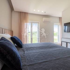 Vila osmišljena za uživanje – bazen, dizajn i intima, Ninski stanovi