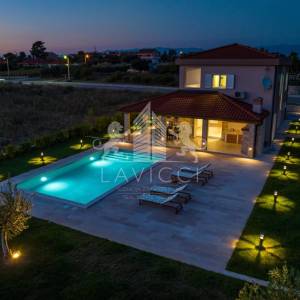 Vila osmišljena za uživanje – bazen, dizajn i intima, Ninski stanovi