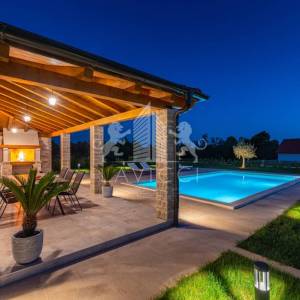 Vila osmišljena za uživanje – bazen, dizajn i intima, Ninski stanovi