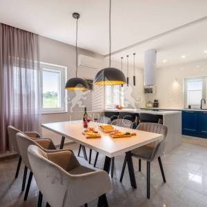 Vila osmišljena za uživanje – bazen, dizajn i intima, Ninski stanovi