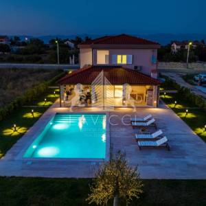 Vila osmišljena za uživanje – bazen, dizajn i intima, Ninski stanovi