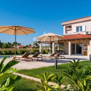 Vila osmišljena za uživanje – bazen, dizajn i intima, Ninski stanovi