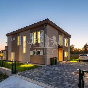 Vila osmišljena za uživanje – bazen, dizajn i intima, Ninski stanovi