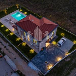 Vila osmišljena za uživanje – bazen, dizajn i intima, Ninski stanovi