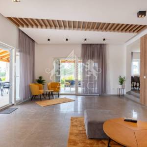 Vila osmišljena za uživanje – bazen, dizajn i intima, Ninski stanovi