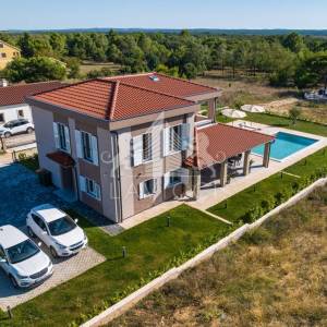 Vila osmišljena za uživanje – bazen, dizajn i intima, Ninski stanovi