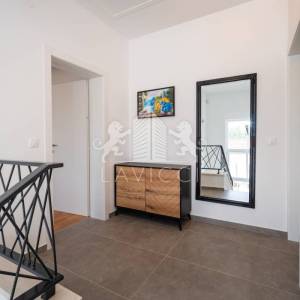 Vila osmišljena za uživanje – bazen, dizajn i intima, Ninski stanovi