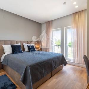 Vila osmišljena za uživanje – bazen, dizajn i intima, Ninski stanovi