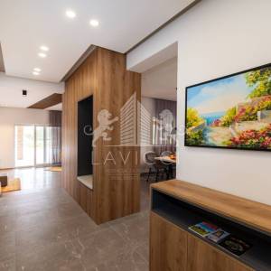 Vila osmišljena za uživanje – bazen, dizajn i intima, Ninski stanovi