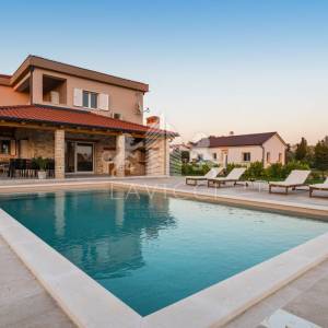 Vila osmišljena za uživanje – bazen, dizajn i intima, Ninski stanovi