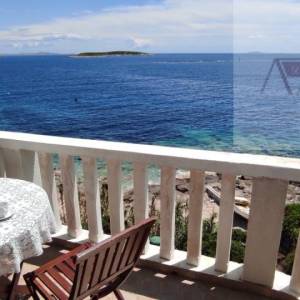 Vis - Milna vila sa apartmanima 300 m2 na parceli od 1200 m2