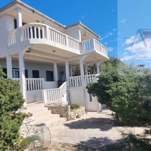 Vis - Milna vila sa apartmanima 300 m2 na parceli od 1200 m2