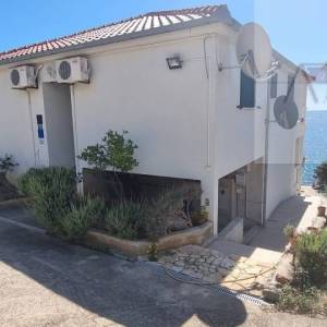 Vis - Milna vila sa apartmanima 300 m2 na parceli od 1200 m2