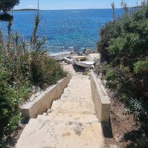 Vis - Milna vila sa apartmanima 300 m2 na parceli od 1200 m2