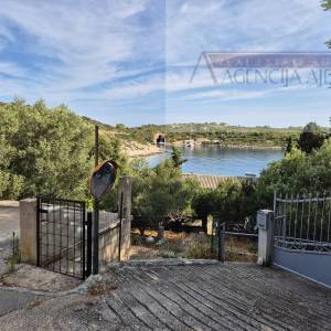 Vis uvala Rogačić kuća 121 m2 + zemljišta 36000 m2 - TOP PONUDA