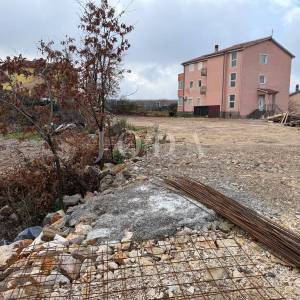 Viškovo – građevinsko zemljište 860 m² s građevinskom dozvolom