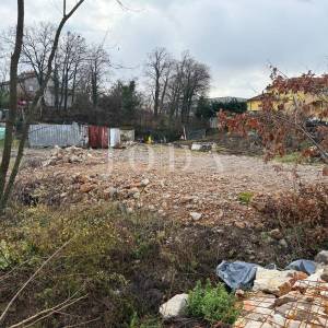 Viškovo – građevinsko zemljište 860 m² s građevinskom dozvolom