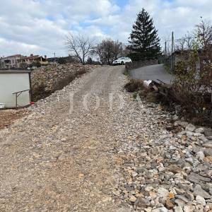 Viškovo – građevinsko zemljište 860 m² s građevinskom dozvolom