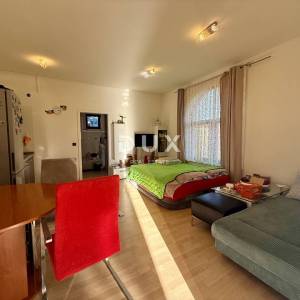 VIŠKOVO, SROKI - 1S+DB s lijepom terasom i GARAŽOM!