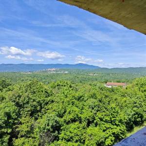 VIŠKOVO – Trosobni stan s tri lođe, otvorenim dnevnim prostorom i dvjema kupaonicama na 2. katu