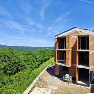 VIŠKOVO – Trosobni stan s tri lođe, otvorenim dnevnim prostorom i dvjema kupaonicama na 2. katu