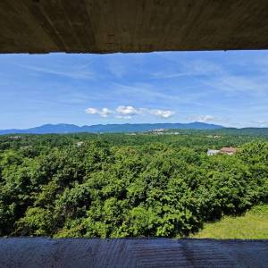 VIŠKOVO – Trosobni stan s tri lođe, otvorenim dnevnim prostorom i dvjema kupaonicama na 2. katu