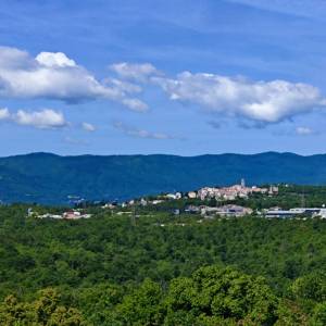 VIŠKOVO – Trosobni stan s tri lođe, otvorenim dnevnim prostorom i dvjema kupaonicama na 2. katu
