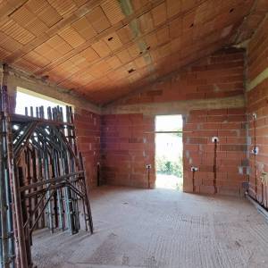 VIŠKOVO – Trosobni stan s tri lođe, otvorenim dnevnim prostorom i dvjema kupaonicama na 2. katu