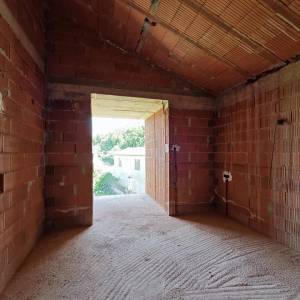 VIŠKOVO – Trosobni stan s tri lođe, otvorenim dnevnim prostorom i dvjema kupaonicama na 2. katu