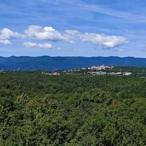 VIŠKOVO – Trosobni stan s tri lođe, otvorenim dnevnim prostorom i dvjema kupaonicama na 2. katu