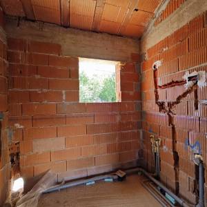 VIŠKOVO – Trosobni stan s tri lođe, otvorenim dnevnim prostorom i dvjema kupaonicama na 2. katu