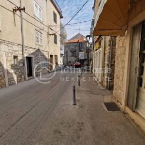 Vodice/centar/stara jezgra/kuća u nizu 3x31m2/PRILIKA!