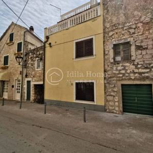 Vodice/centar/stara jezgra/kuća u nizu 3x31m2/PRILIKA!