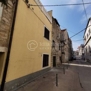 Vodice/centar/stara jezgra/kuća u nizu 3x31m2/PRILIKA!