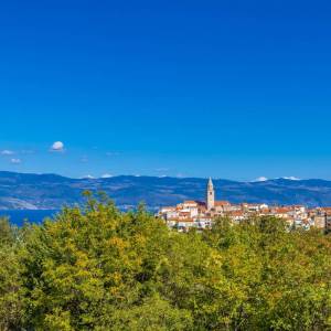 VRBNIK – Građevinsko zemljište 200 m od mora, idealno za luksuznu vilu ili dvojnu kuću