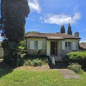 Vrhunska lokacija ! 1 red do mora !