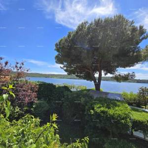 Vrhunska lokacija ! 1 red do mora !