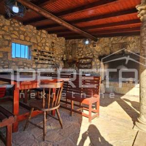 Zadar, Crno - Kamena kuća s konobom i velikom okućnicom