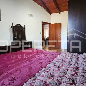 Zadar, Crno - Kamena kuća s konobom i velikom okućnicom