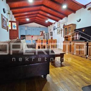 Zadar, Crno - Kamena kuća s konobom i velikom okućnicom