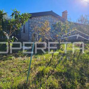 Zadar, Crno - Kamena kuća s konobom i velikom okućnicom